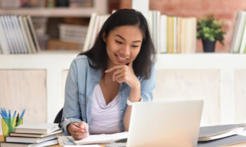 A college student applying online to be a Studyppoltutor